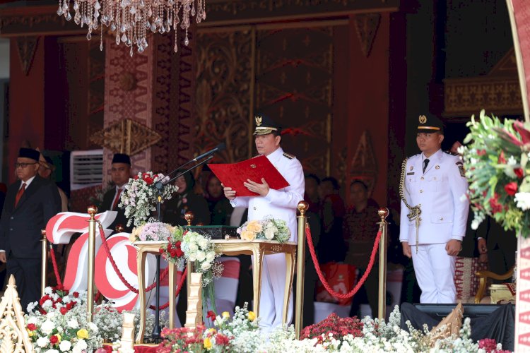 Penjabat (Pj) Gubernur Sumatera Selatan (Sumsel) Elen Setiadi SH. M.S.E bertindak sebagai Inspektur Upacara (Irup)  peringatan ke-79 hari kemerdekaan Republik Indonesia (RI) tahun 2024. Peringatan detik-detik proklamasi tingkat Pemprov Sumsel ini dipusatkan di Griya Agung Palembang, Sabtu (17/8) pagi.  (Pemprov Sumsel/rmolsumsel.id)