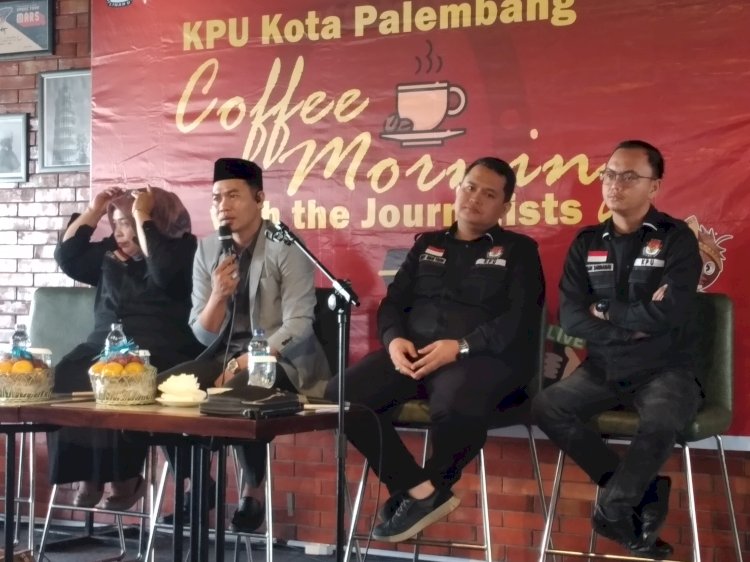   Ketua KPU Kota  Palembang Syawaludin dan jajaran Komisioner KPU kota Palembang lainnya saat menggelar Coffee Morning bersama Jurnalis di Hotel Salatin, Kamis (15/8).(Dudy Oskandar/rmolsumsel.id)(Dudy Oskandar/rmolsumsel.id)
