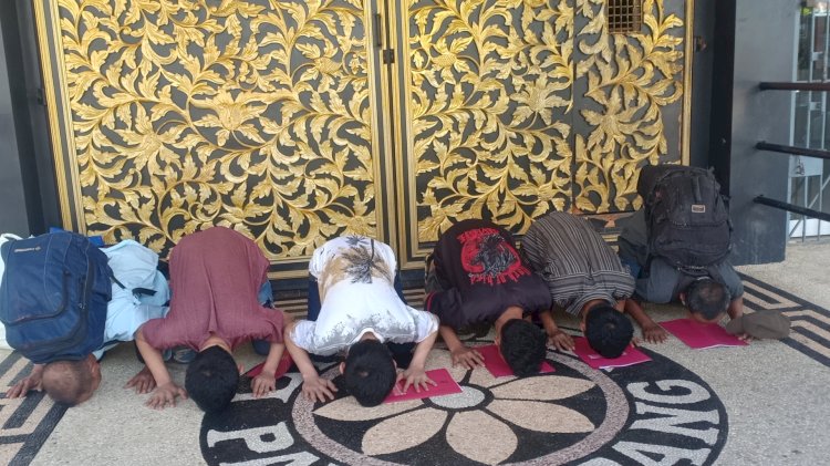 Enam orang napi yang bebas dari Lapas Klas1 Merah Mata Palembang sujud syukur setelah bebas karena mendapatkan remisi. (Denny Pratama/RMOLSumsel.id)