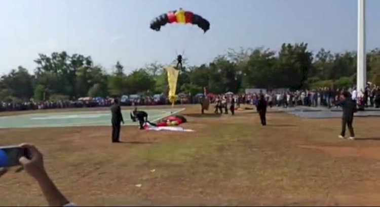 Atraksi Terjun Payung dalam menyemarakkan HUT RI ke-79 di OKU Timur/ist
