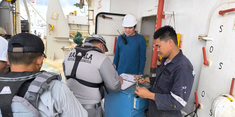 Petugas Bakamla RI di Kapal Negara (KN) Gajah Laut-404 mengamankan kapal MV Lakas yang dicurigai membawa barang ilegal di perairan Gorontalo pada Jumat (16/8)/Istimewa