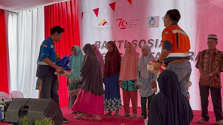 Pengobatan gratis dan pembagian sembako yang digelar PT Golden Great Borneo. (ist/rmolsumsel.id)
