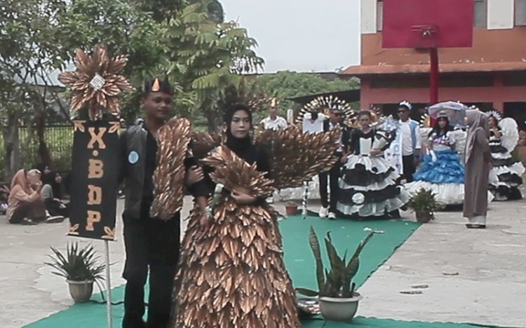Fashion show pakaian dari bahan daur ulang yang digelar SMK PGRI I Kota Palembang. (repro/rmolsumsel.id) 