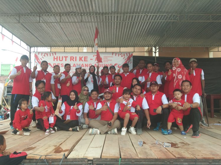 Kades Lawang Agung Saiful Sulaiman bersama panitia foto bersama dengan yang mendapat hadia utama.  (alam/rmolsumsel.id)