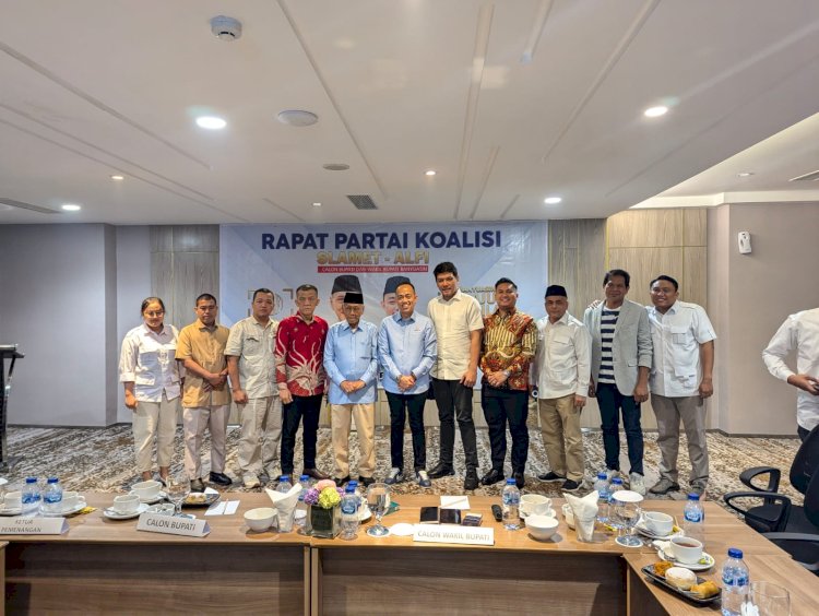 Pasangan Slamet Alfi bersama pengurus partai Koalisi. (dok selfi/rmolsumsel.id)