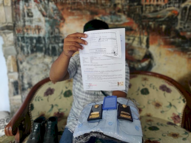 Husni, perwakilan keluarga korban menunjukkan bukti dugaan penipuan penerimaan CPNS Kemenkuham.  (ist/rmolsumsel.id) 