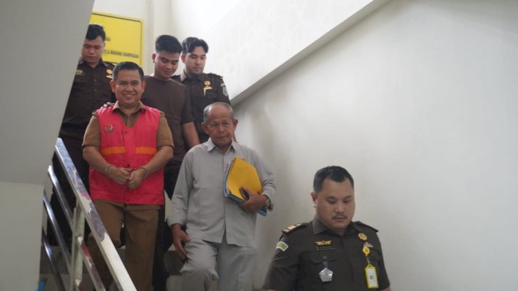 Plt Kepala Dinas Pemberdayaan Masyarakat dan Desa (DPMD) Kabupaten Musi Banyuasin, Richard Cahyadi mengenakan rompi setelah resmi ditetapkan tersangka oleh Penyidik Kejari Muba/Handout RMOL