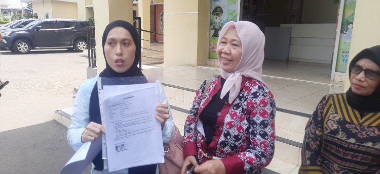 Devi Noviyanti didampingi kuasa hukumnya Rosalina SH MH menunjukkan bukti laporan polisi yang dibuatnya pada Januari 2024 lalu. (ist/rmolsumsel.id) 