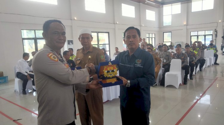  Pemberian cindera mata kepada narasumber. (Salim/rmolsumsel.id) 