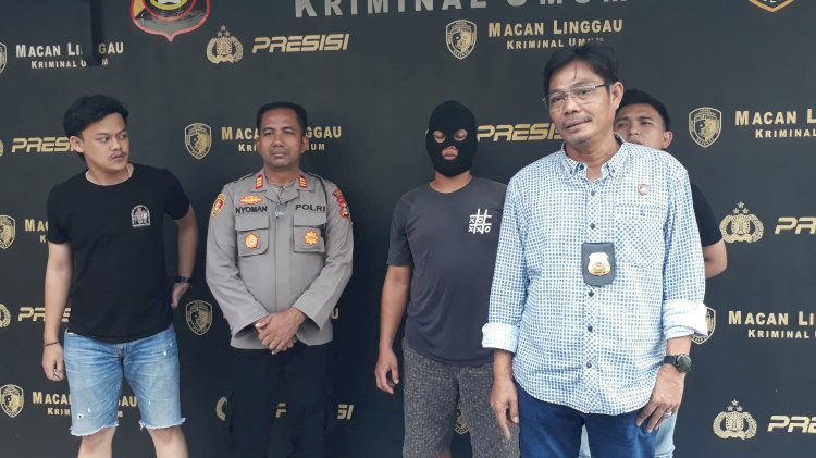 Pelaku yang bunuh teman kerjanya menyerahkan diri ke Polres Lubuklinggau. (Ansyori Malik/RMOLSumsel.id)