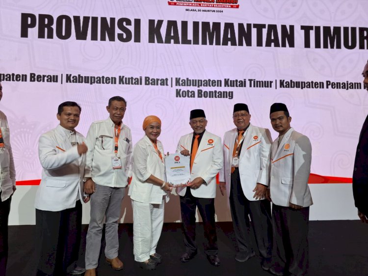 Lucianty ketika menerima form B1.KWK atau persetujuan pencalonan dari Partai Keadilan Sejahtera (PKS). (ist/rmolsumsel.id)