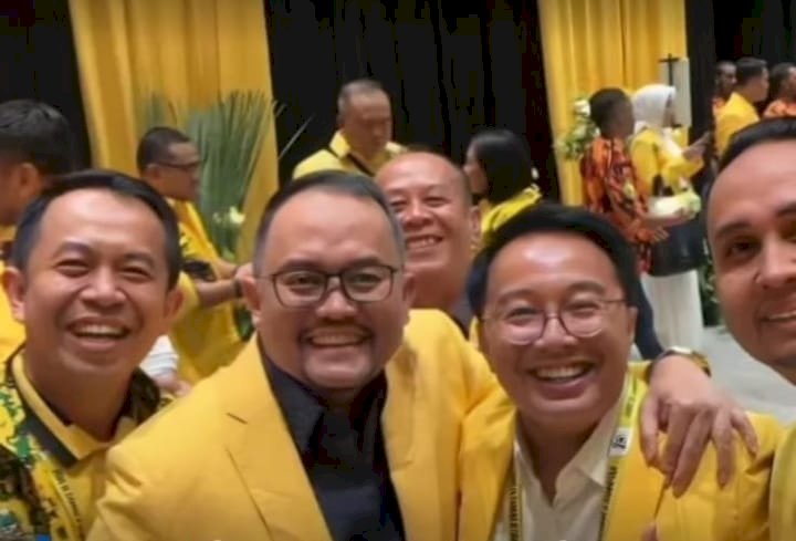 Dodi Reza Alex saat berfoto bersama pengurus Golkar. (ist/rmolsumsel.id) 
