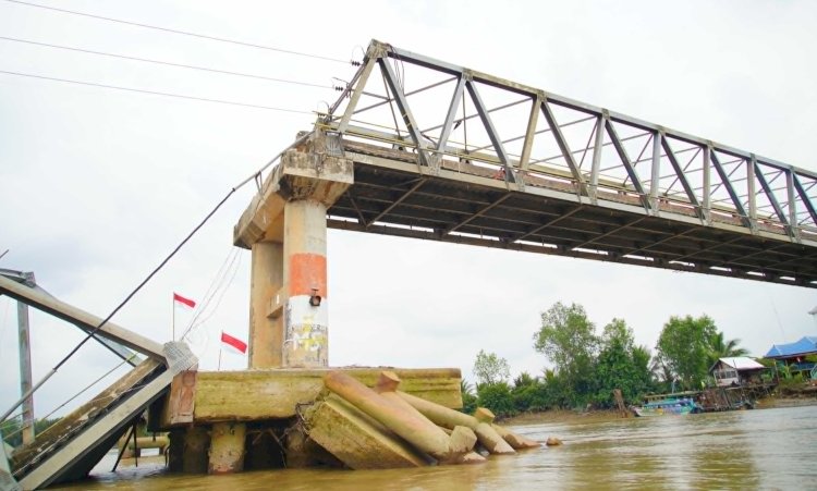 Jembatan Lalan yang ambruk ditabrak tongkang batu bara. (ist/rmolsumsel.id) 
