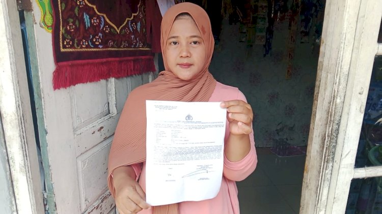  Korban Meri Anggraini menunjukkan bukti laporan polisi dihadapan wartawan. (Fauzi/RMOLSumsel.id)