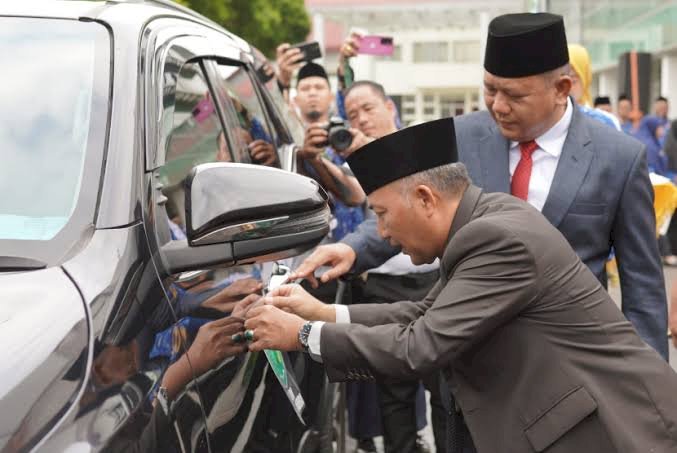 Penempelan stiker kendaraan dinas. (ist/rmolsumsel.id) 