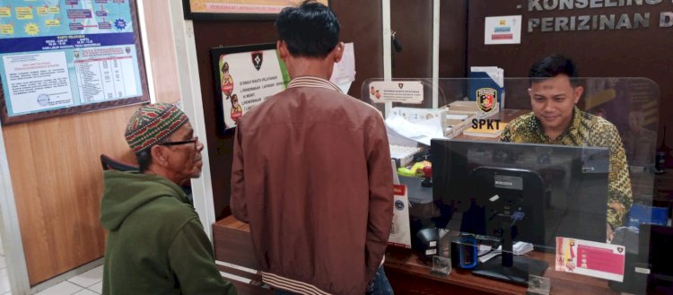 korban Sunardi ketika membuat laporan polisi di SPKT Polrestabes Palembang. (denny/rmolsumsel.id) 