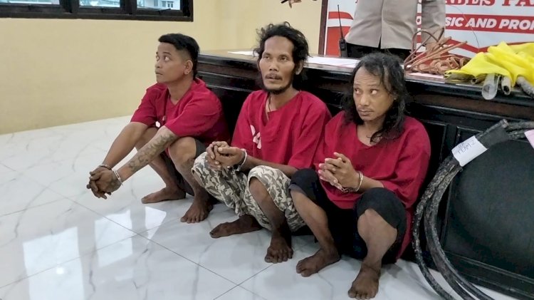 Tiga pelaku pencurian kabel penerangan Jalan Angkatan 45 saat dihadirkan dalam press rilis di Polsek Ilir Barat I . (fauzi/rmolsumsel.id) 