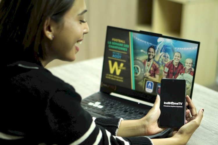 Petugas Telkomsel tengah menunjukkan layanan indihome TV. (ist/rmolsumsel.id) 