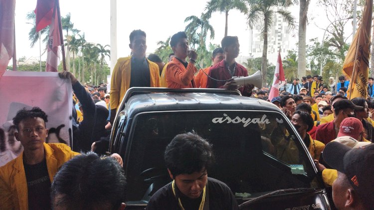 Aksi mahasiswa di Gedung DPRD Sumsel. (ist/rmolsumsel.id) 
