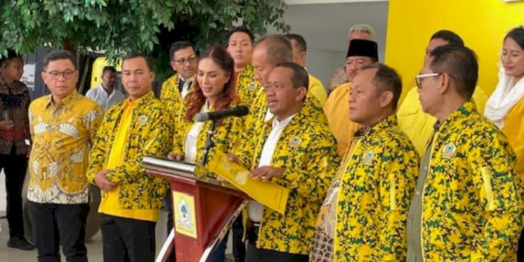 Ketua Umum Partai Golkar, Bahlil Lahadalia (tengah) saat mengumumkan susunan pengurus periode 2024-2029/RMOL