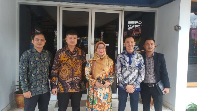 Mantan Dosen Aktif Connie Pania Putri didampingi Kuasa Hukum Ryan Gumay saat mendatangi Kantor Disnakertrans Sumsel. (denny pratama/rmolsumsel.id) 