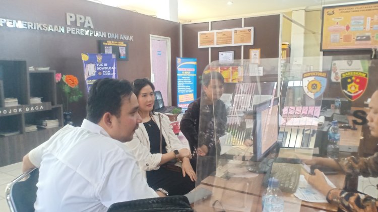 Dokter Benatha didampingi Kuasa Hukum Andyka saat membuat laporan polisi. (denny pratama/rmolsumsel.id)