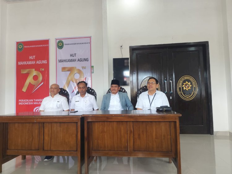 (kiri-kanan) Kepala Kejaksaan Negeri Ogan Ilir Eben Neser Silalahi, Ketua PN Kayuagung Guntoro Eka Sekti, Region Head PTPN I Regional 7 Tuhu Bangun. (eko prasetyo/rmolsumsel.id)