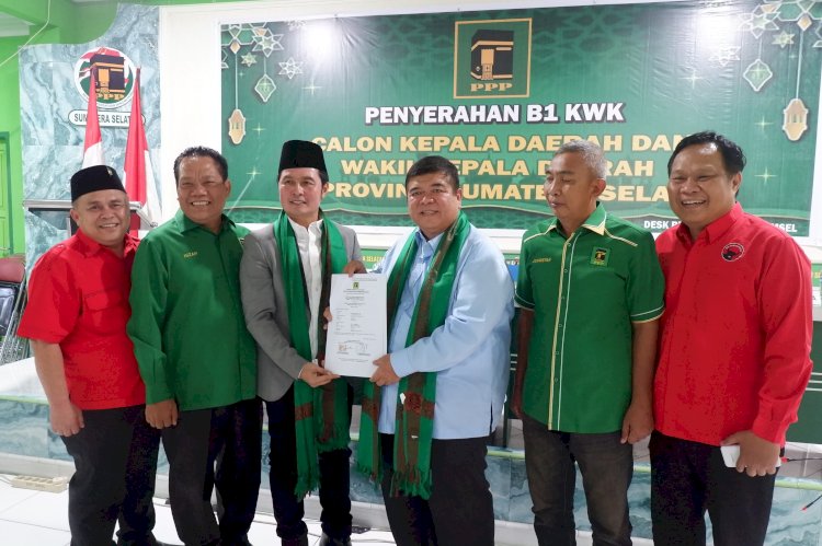 Penyerahan B1KWK ke pasangan Yulius Maulana-Budiarto Marsul. (ist/rmolsumsel.id) 