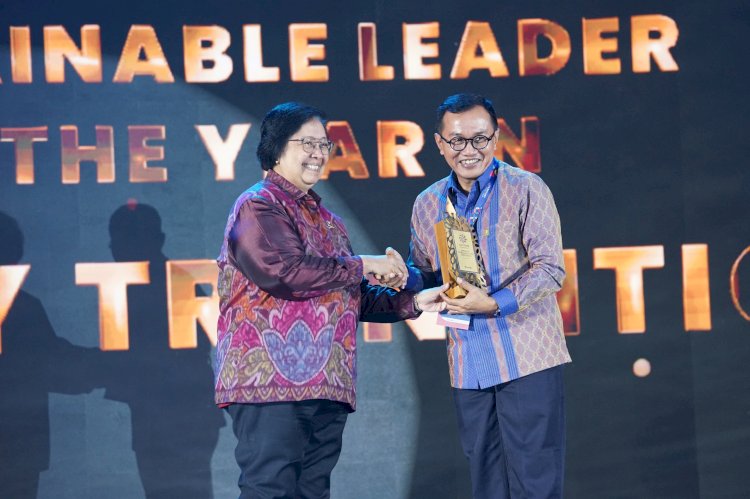 Dirut PLN Darmawab Peasodjo saat menerima penghargaan Sustainable Leader of The Year in Energy Transition di ajang Lestari Award 2024 (humas PLN)