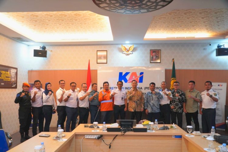 Pertemuan antara Pj Bupati Muara Enim, Henky Putrawan dengan jajaran KAI Divre III Palembang. (ist/rmolsumsel.id)