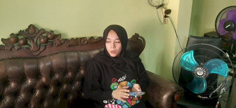 Yora orang tua dua balita korban kekerasan pengasuh saat ditemui dikediamannya di Perum Bukit Sejahtera Kecamatan Ilir Barat I Palembang . (Fauzi/RMOLSumsel.id)