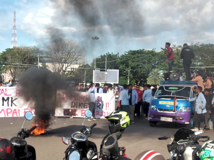 Ratusan Mahasiswa UIN Raden Fatah Palembang menggelar aksi disimpang lima DPRD Sumsel  Jumat (23/8).(Dudy Oskandar/rmolsumsel.id)