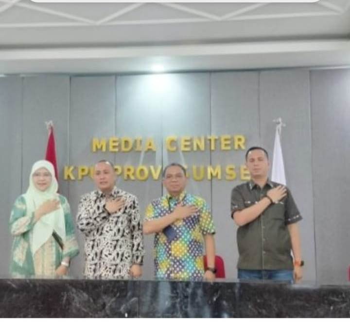 Ketua KPU Sumsel, Andika Pranata Jaya dan Direktur Medik dan Keperawatan RSMH Palembang Paryanto usai penandatangan kerja sama dengan RSMH Palembang di aula demokrasi Kelly Mariana Lantai II KPU Sumsel , Jumat (24/8).(Dudy Oskandar/rmolsumsel.id)   