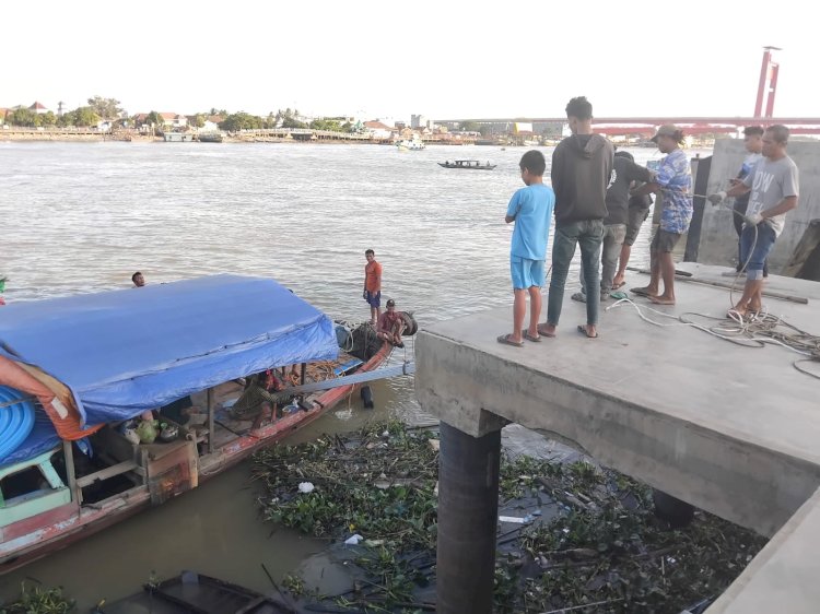  Kapal motor yang mengalami kebocoran tenggelam saat sandar di dermaga pasar 16 Ilir . (Denny Pratama/RMOLSumsel.id)