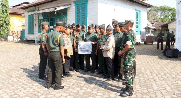 Komandan Secaba Rindam II/Sriwijaya Letkol Inf AR. Adriansyah, D.P., S.H untuk mengajak siswa Diktukbasus TNI AD TA 2024 mengunjungi kawasan Benteng/ist
