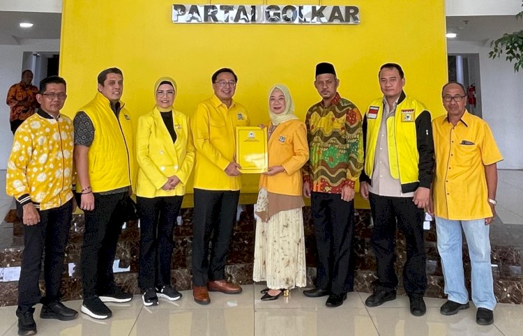 Penyerahan B1-KWK dari Partai Golkar ke pasangan Ngesti-Amin. (ist/rmolsumsel.id) 