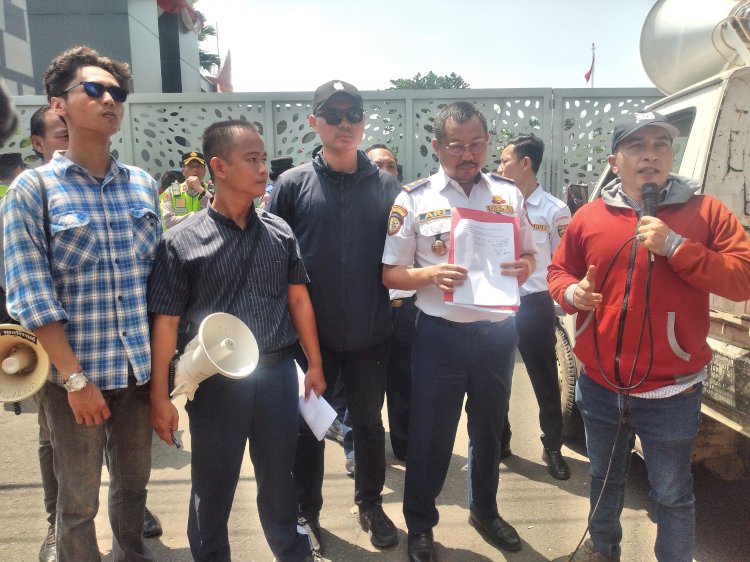 Sejumlah  warga Kecamatan Lalan, Kabupaten Musi Banyuasin (Muba) yang terdampak dari runtuhnya Jembatan Lalan P6, menggelar unjuk rasa di depan Kantor Gubernur Sumsel, Senin (26/8).  Mereka memprotes pihak Pemprov Sumsel yang tak kunjung membangun kembali jembatan tersebut.(Dudy Oskandar/rmolsumsel.id)