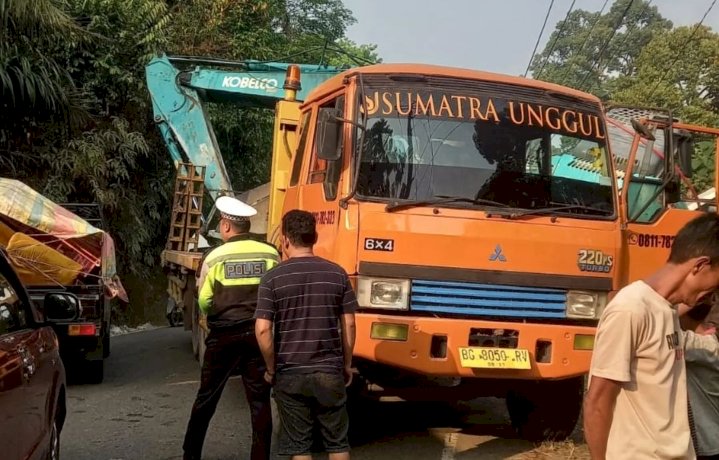 Satlantas Polres Muara Enim atasi kemacetan akibat mobil trailer terperosok/ist