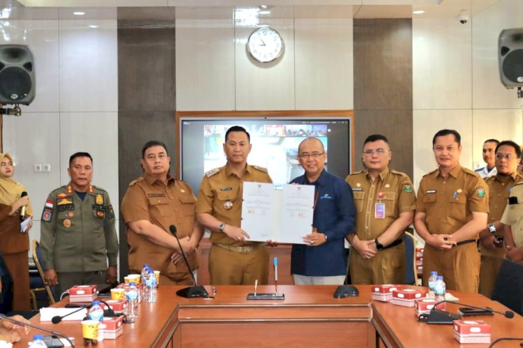 Pj Bupati Muara Enim, Henky Putrawan, melaksanakan penandatanganan nota kesepakatan dengan Kepala BPS Kabupaten Muara Enim, Edi Subeno, di Ruang Rapat Bupati Muara Enim/ist