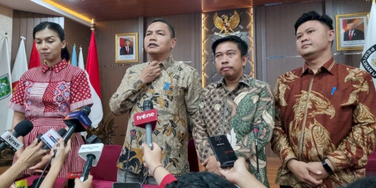 Ketua KPU DKI Jakarta, Wahyu Dinata (kedua dari kiri) bersama jajaran komisioner KPU DKI Jakarta/RMOL