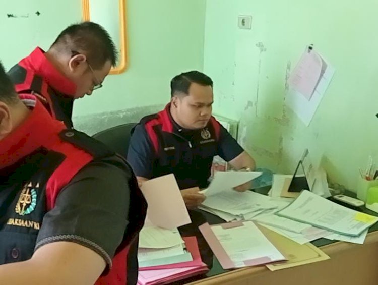 Penyidik Kejari Banyuasin melakukan pemeriksaan di ruangan Kantor DLH Banyuasin. (ist/rmolsumsel.id) 
