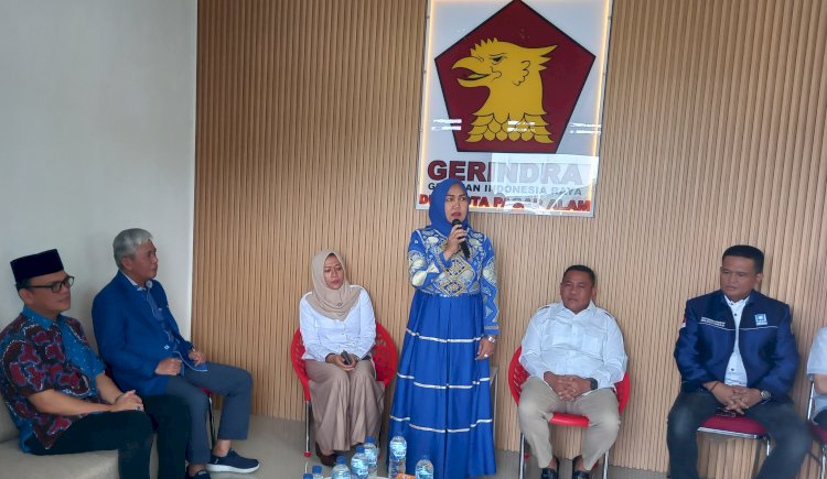 Hepy Safriani saat menerima surat keputusan dukungan model B1 KWK di DPC Gerindra kota Pagar Alam/Foto: Taufik