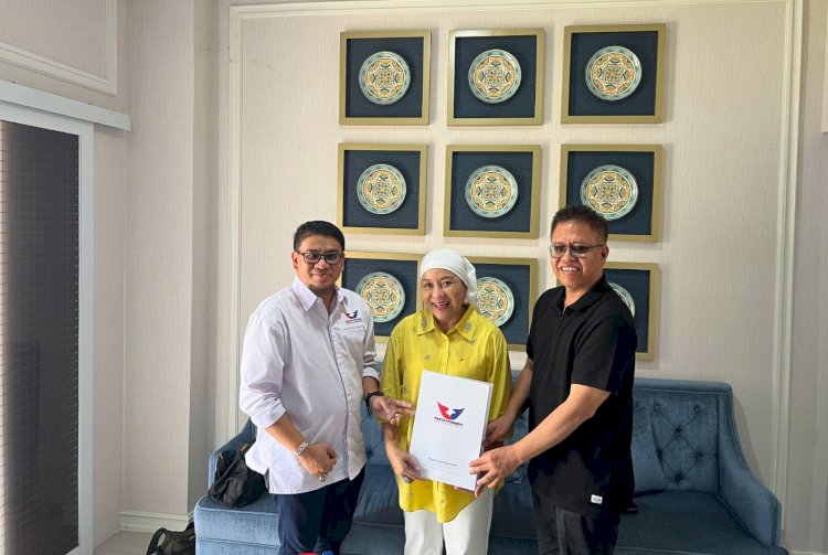 Lucianty saat menerima B1 KWK dari Partai Perindo. (ist/rmolsumsel.id) 