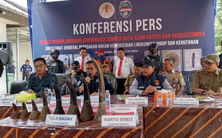 Dirjen KLHK bersama Polda Sumsel saat merilis kasus perdagangan cula badak dan pipa gading gajah ilegal /Foto: Fauzi