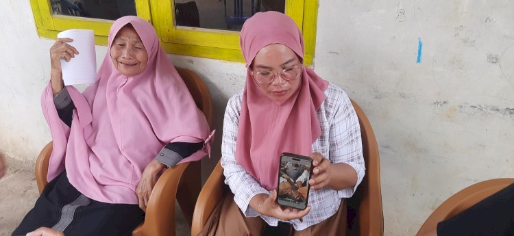 Rusnawati ibu kandung Irohmin saat ditemui dirumahnya beberapa waktu lalu/ist