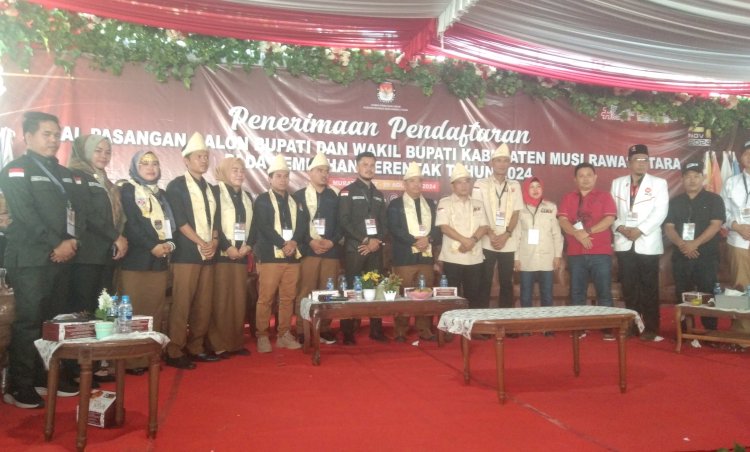 Usai menerima berkas Ketua KPUD Heryanto didampingi anggota komisioner KPUD, Ketua Bawaslu Muratara Khairul Alamsyah foto bersama dengan Bacalon Bupati dan Wakil Bupati Muratara Devi Suhartoni-Junius Wahyudi/Foto: Alam