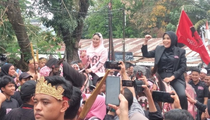 Pasangan calon Walikota dan Wakil Walikota Palembang, Fitrianti Agustinda-Nandriani Octarina menunggangi kuda saat menuju kantor KPU Kota Palembang/Foto: Dudi Oskandar