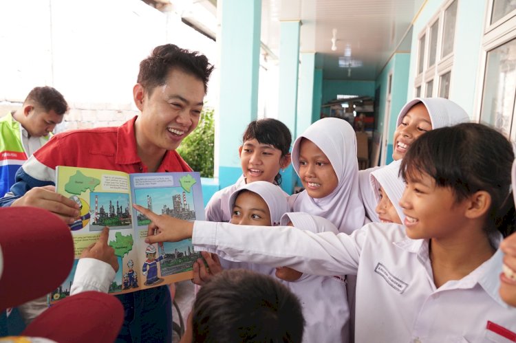 Perli salah satu perwira kilang plaju bersama anak - anak SD.(Humas Pertamina)