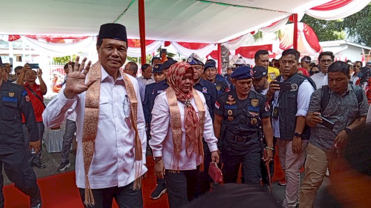 Pasangan bakal calon Bupati dan Wakil Bupati Muara Enim 2024-2029, Edison-Sumarni tiba di kantor KPU Muara Enim. (Noviansyah/RMOLSumsel.id)