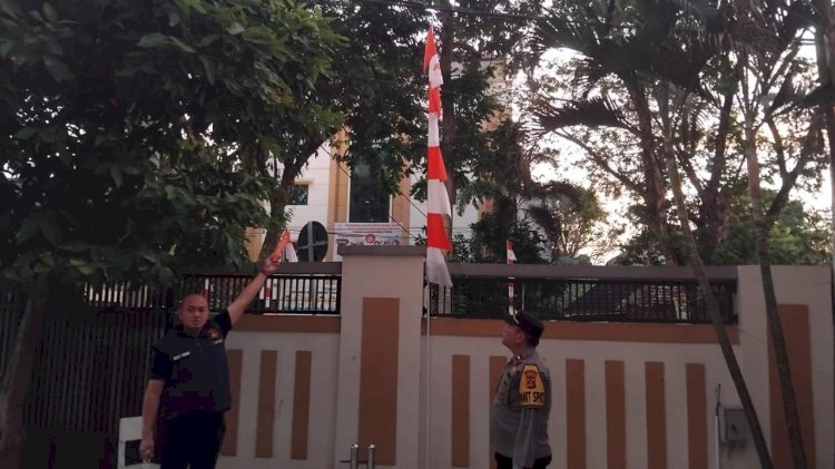 Anggota Polsek Ilir Barat I saat melakukan olah TKP di SD IT Harapan Mulia tewas kesetrum di Jalan Dr Wahidin Kecamatan Bukit Kecil Palembang . (Fauzi/RMOLSumsel.id)